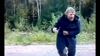 Мужик танцует под песню Сергея Мавроди