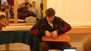 Александр Теплов играет на гуслях с необычным строем.