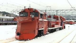 DE15形ラッセル式除雪機関車が行ったり来たりする動画