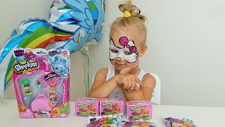 Алиса открывает много игрушек Шопкинс серия 4  Alice opens up a lot of toys Shopkins