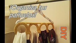 Organizador de pañuelos, fulares o bufandas reciclando una percha