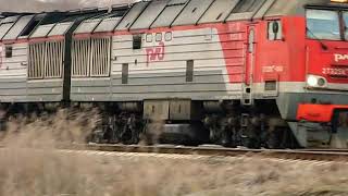 2ТЭ25Км - 0045 и 0138 с грузовыми поездами.