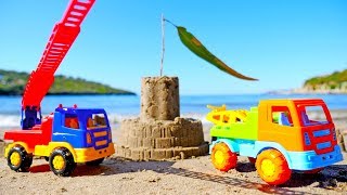 Машинки строят крепость из песка - Видео для детей
