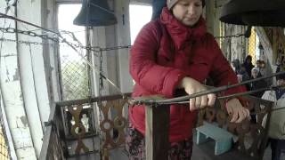 Девушка-звонарь Ирен очень красиво звонит на пасхальном фестивале 2014 г.