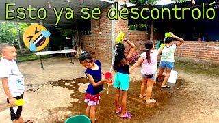 Se terminaron dando un refrescante baño?. Divertido juego de vasos con agua. Parte 1