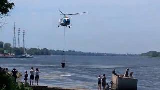 Новая Каховка вертолет делает забор воды для тушения пожара за котельней