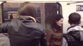 Пацан наказывает пьяных баб в метро (18+)