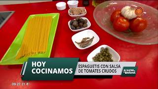 Espaguetis con salsa de tomate crudo