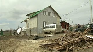 В Волгограде многодетные семьи получили земельные участки, опасные для проживания.