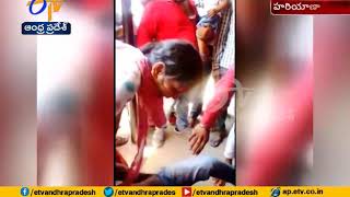 Woman Beats up Man | for Abusing Behaviour | in Hospital Que Line | at Fatehabad of Haryana