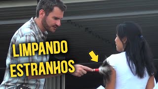 LIMPANDO PESSOAS NA RUA