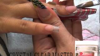 pose d'ongles aux chablons en résine transparente
