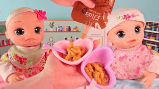Куклы Пупсики близняшки Беби Элайв Алиса и Полина кушают овощную кашку и открывают сюрприз/Зырики ТВ