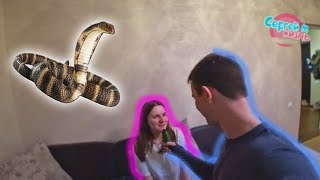 ОГУРЕЦ СО ЗМЕЁЙ ПРАНК,ШАЛОСТЬ НАД БЕРЕМЕННОЙ ДЕВУШКОЙ!!! CUCUMBER WITH A SNAKE PRANKS GIRLS VIDEO
