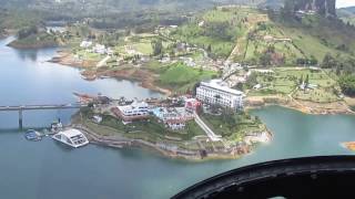 Sobrevolando Guatapé y el peñol.