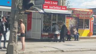 Голый мужик на остановке / Crazy russia. Naked man on the street