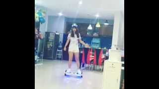 Khởi My cute cùng xe điện tự đk