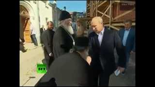 Маяковский: Священник целует руку Путину