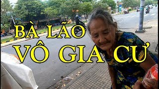 Bà lão vô gia cư, ngủ ngoài đường với đàn chó mèo, bị người ta xua đuổi, tạt nước,... | Quoc Nguyen