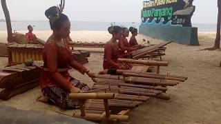 Mustrad SMP 6 Jepara mengguncang Pulau Panjang disaksikan para DUBES LUAR NEGERI.