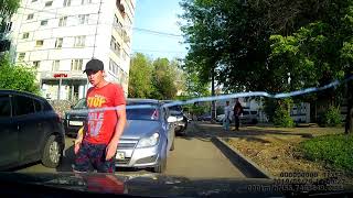 Неадекватный дебил не знает ПДД. Мудак на дороге ДТП.