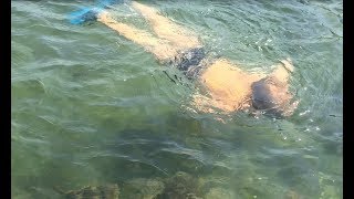 Малыш 6 лет плавает в море на глубине самостоятельно! Без круга