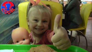✔ Nenuco Doll and Cook Yaroslava eats sandwich in the cafe. Кукла Ярославы кушает сэндвич. Серия 29