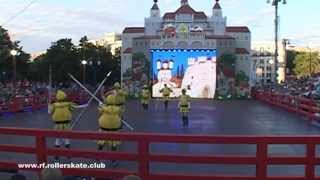 Спектакль Чиполлино на фигурных роликовых коньках.