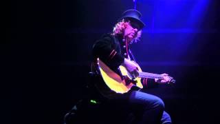 Sam Stoner chante live « Nights in White Satin » des Moody Blues