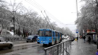 Движение троллейбуса со скоростью 2м/ч по обледеневшей контактной сети с фейерверком
