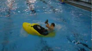 Из выступления на соревнованиях по каяк-фристайлу в бассейне на гладкой воде.
