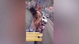 Разделась у всех на глазах и прыгнула с 45-метрового моста