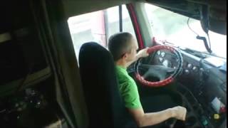 Как переключать передачи на FREIGHTLINER . Везем кашу  в Челябинск FREIGHTLINER