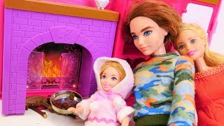 Barbie kız oyunları. Barbie ailesi. Ken ve Chelsea çiftlik evinde kestane yapıyor