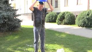Ігор Хитрук облився у Ice bucket challenge на користь Дениса Голодюка. Хмельницький