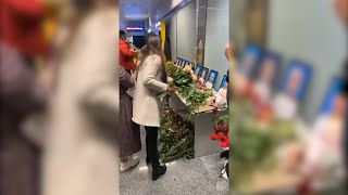 В аэропорту Киева несут цветы к фотографиям погибших в авиакатастрофе в Иране