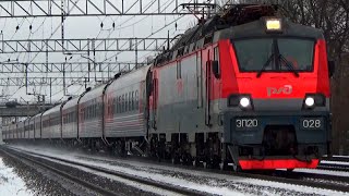 Электровоз ЭП20-028 с фирменным поездом №11 "Анапа - Москва"