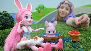 София Прекрасная - Куклы Энчантималс играют на площадке - Видео для девочек.