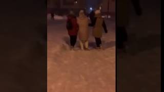Две дочери ведут пьяную мать за водкой.