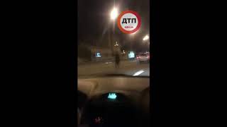 В Киеве в районе Почтовой площади ночью прямо посреди дороги шёл пешеход

 сейчас вы будете негодова