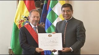 Representante de la CAF, D. Emilio Uquillas Freire, es condecorado por el Canciller Huanacuni
