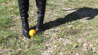 Orangen crushing mit Stiletto Overknee Stiefeln/Oranges crushing with stiletto overknee boots