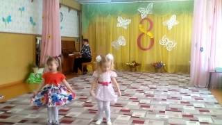 Маленькие артистки? Малышки поют песню для мам ?На праздник к 8 марта))