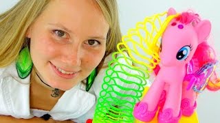 Видео для девочек. Pinkie Pie и Маша играют с пружинкой
