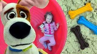 Катя и Макс на детской площадке Катя плачет Макс нашел косточку Toy lost on outdoor playground