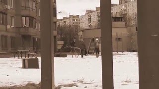 Мальчика ебут по яйцам