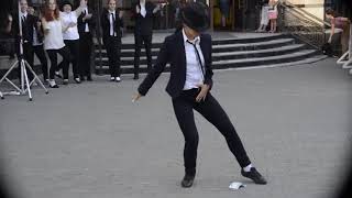 Девушка танцует как Майкл Джексон// The girl dances like Michael Jackson
