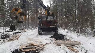 Урал лесовоз!Строим дорогу, буксуем!Погрузка леса омтл 70-02!