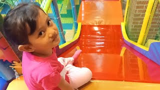 Salsa naik Perosotan di taman bermain anak | indoor Playground Fun kids
