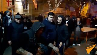 Оппозиция в Аджарии отметила Новый год концертом у дома правительства - видео